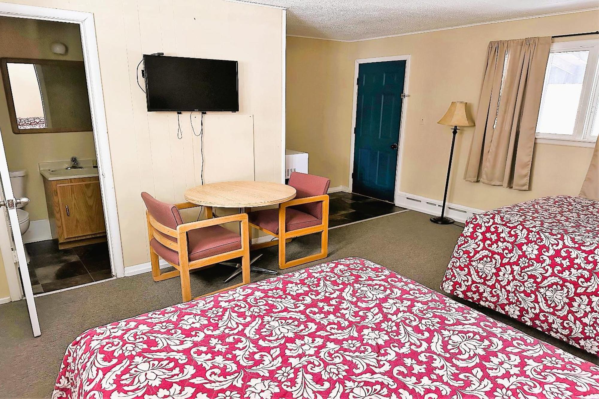 Love Hotels Timberline By Oyo Lake Superior Ironwood Exterior photo